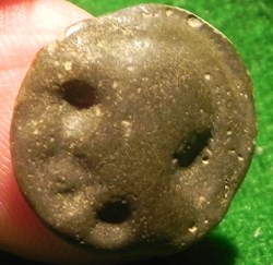 potin Turons à la tête diabolique. Taureau cornupète chargeant à droite monnaie inspiration lunaire