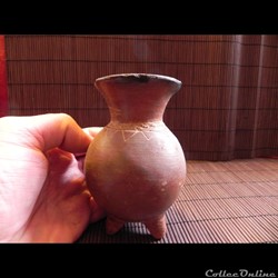 petit vase tripode, TERRE CUITE
