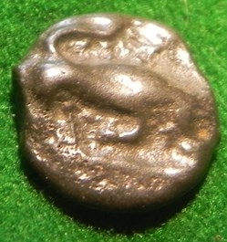 potin Turons à la tête diabolique. Taureau cornupète chargeant à droite monnaie inspiration lunaire