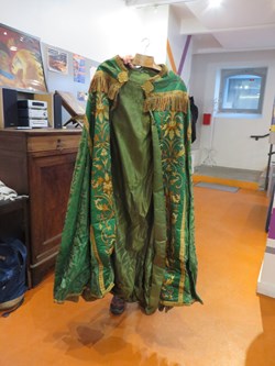Chape verte et dorée