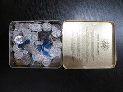 Boîte de cigares contenant des médailles miraculeuses diverses