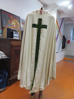 Chasuble blanche avec croix verte