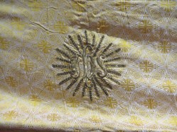 Nappe d'autel jaune brodée
