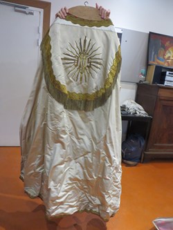 Chape blanche et dorée
