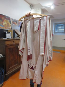 Chasuble rouge, blanche avec étole