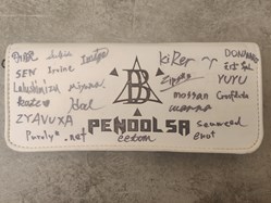 Pencase PDS blanche, logo noir, signée par des spinners japonais