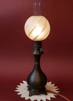 Lampe de salon à surface niellée