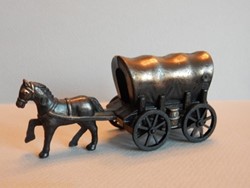 Chariot couvert avec cheval