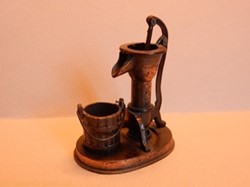 Pompe à eau et son seau