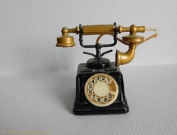 - Téléphone noir et doré