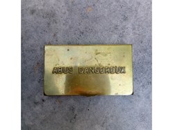 Etui à cigarettes en métal.