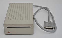 Apple 800K External 3.5" Floppy Disk Drive A9M0106