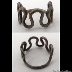 Bague filiforme meandriforme