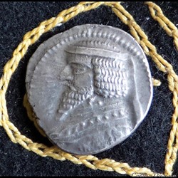 PHRAATES III - AR Drachm de 4,16g et 20 mm de diamètre.