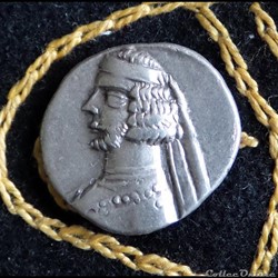 ORODE II - AR Drachm de 4,06g et 19 mm de diamètre.
