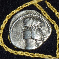 PAKOROS II - Drachme de 3,58g et 20mm de diamètre.