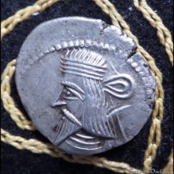ARTABANOS II - AR Drachm de 3,60g et 19/20,5 mm de diamètre.