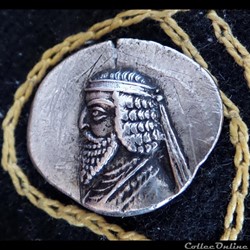 PHRAATES III - AR Drachm de 3,93g et 20/22 mm de diamètre.