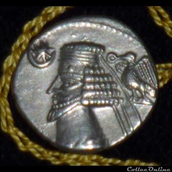 PHRAATES IV - AR Drachm de 3,72g et 19 mm de diamètre.