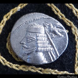PHRAATES IV - AR Drachm de 3,76g et 19 mm de diamètre.