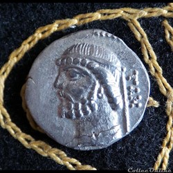 PHRAATES II - AR Drachm de 4,12g et 18 mm de diamètre.