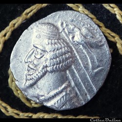 PHRAATES IV - AR Drachm de 3,65g et 20 mm de diamètre.