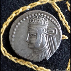 PARTHAMASPATES - AR Drachm de 3,51g et 19,51 mm de diamètre.