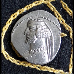 MITHRADATES IV - AR Drachm de 3,96g et 18/20 mm de diamètre.
