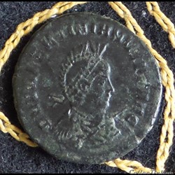 VALENTINIEN II - Nummus de 5,35g et 23mm de diamètre.