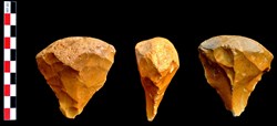 Biface triangulaire (patine de Loire)
