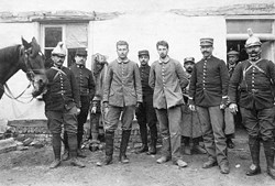 Guerre 14/19 - Prisonniers allemands, escorte par des gendarmes