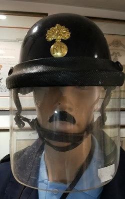 Casque modèle 1951 de maintien de l'ordre avec visière, Gendarme mobile