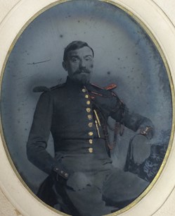 1860 vers, Garde Républicain assis tête nue