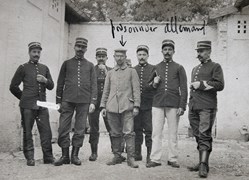 Guerre 14/19 - Prisonniers allemands, escorte par des gendarmes