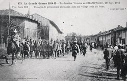 Guerre 14/19 - Prisonniers allemands, escorte par des gendarmes
