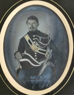 1860 vers, Gendarme assis tête nue avec son sabre et bicorne