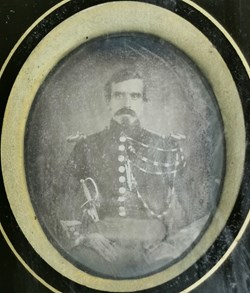 1860 vers, Gendarme impérial assis avec son épée