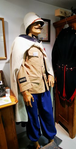 Mannequin Lieutenant de Gendarmerie au Sahara vers 1920-1930