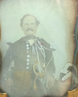 1850 vers, Lieutenant de Gendarmerie assis avec épée et bicorne. Décoré de la Légion d'Honneur