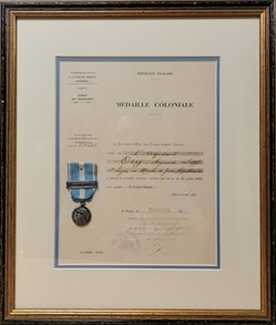 1950 Diplôme et médaille Coloniale avec agrafe Extrême-Orient à titre posthume