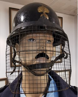 Casque modèle 1951 de Gendarme Mobile (grenade or) avec grille de protection pour service d'ordre