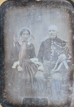 1850 vers, Maréchal des Logis de Gendarmerie Impériale assis avec son épouse