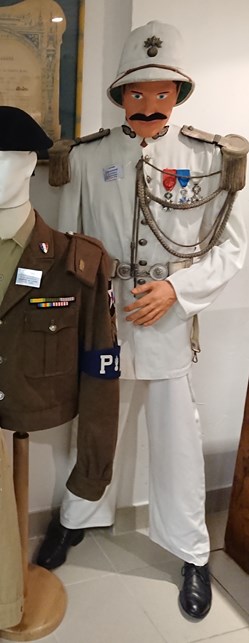 Mannequin Gendarme Colonial fin 19e siècle