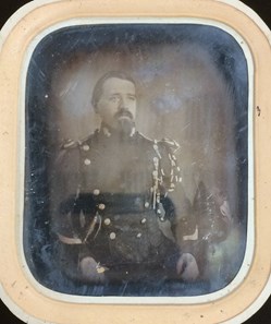 1850 vers, Brigadier de Gendarmerie de la Garde Impériale assis avec bicorne