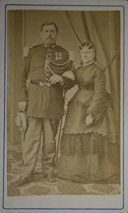 Capitaine de Gendarmerie vers 1880, Troisième République, avec son épouse