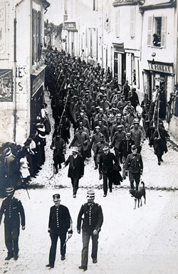 Guerre 14/19 - Prisonniers allemands, escorte par des gendarmes