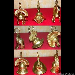 Pendentif de casque antique