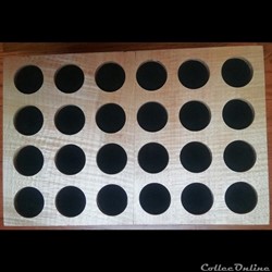 Médaillier en placage d'érable sycomore 30 x 20 cm, 24 alvéoles de 35 mm