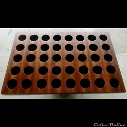 2 plateaux médailliers en placage d'acajou 30 x 20,  40 alvéoles de 25 mm