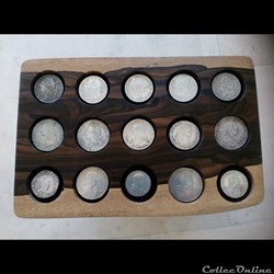 2 plateaux médailliers en Ziricote "live edge" 30 x 20 cm environ, 15 alvéoles de 45 mm